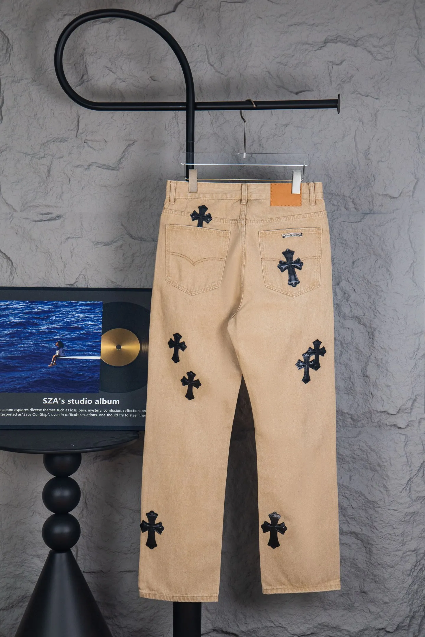 P260 top version CH Chromehearts Miami-limited black cross patch khaki jeans, counter price 34W level, patch cross pattern embellishment, washed jeans! ! An absolutely high-end luxury product, a 1.9W-level god-level single product, a super popular product, made by top heavy industry, a magic weapon that cannot be missed! [About Zangyin] This is an extremely luxurious fashion brand that can also be called the aristocracy of the high street. It has always been an exclusive brand for some hipsters or rich second generations. Compared with ordinary high streets, it is more luxurious and noble. Compared with luxury brands, it is more fashionable and individual. It has always been a brand that I have a special liking for. [Top heavy industry fashion design] Consistently high-street luxury style. Speaking of this style, the Zangyin family and GU family are definitely the leading representative brands. Especially the Zangyin family has really achieved a state-of-the-art effect in creating high-street style. The unique washed material is used to create this style. The color system is already quite eye-catching. After it is decorated with patchwork cross flowers, it cleverly highlights the charm of the brand. Secondly, this style uses classic The high-waist cutting design highlights the long legs and fashionable temperament of the upper body. The brand is highly recognizable and the slim fit configuration is more suitable for daily wear. It is a product that interprets personality, fashion, and specifications at a glance. This single product is enough to make any fan excited. It can be a white T-shirt for a youthful college style, or a tight suspender for a royal style. It has strong matching ability and can be easily controlled by men.  [Materials and craftsmanship] Needless to say, this point goes without saying. As an excellent craftsman brand, Zangyin’s requirements for details and craftsmanship are really perfect. The washed color of this model has gone through so many processes, not to mention the embellishment of denim appliques. It is also purely hand-made and sewn. Just like what they believe in, only hand-made things have soul and have the meaning of wear. A top-notch heavy-duty fashionable denim item, I look forward to your perfect interpretation! !  Color: Khaki Size: 28-34